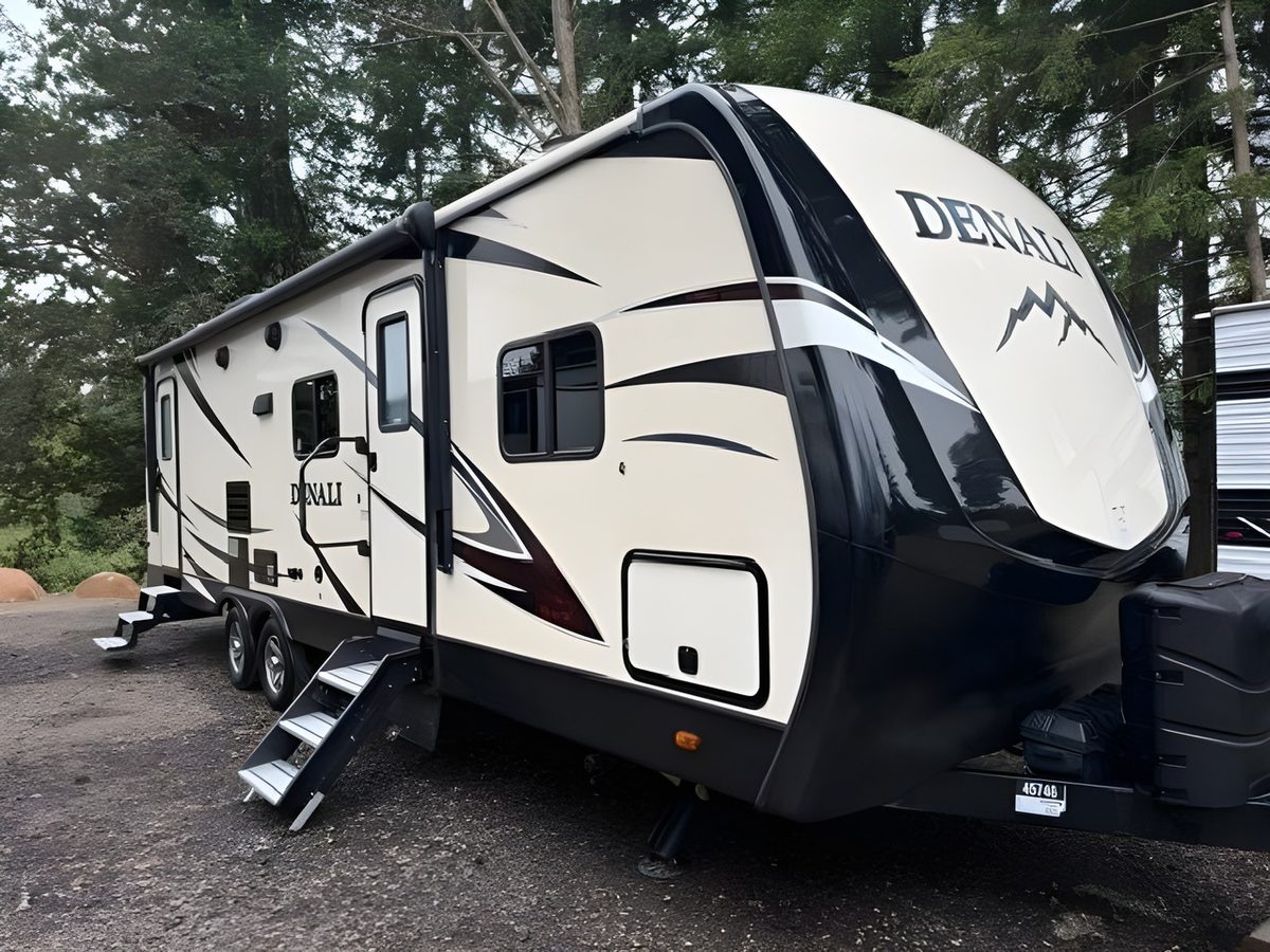 2017 Dutchmen Denali 2611BH